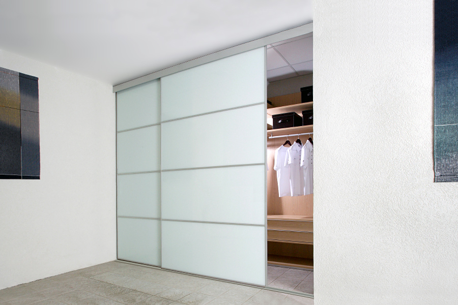 Minimalist sliding wardrobe